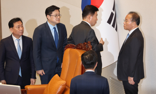 9일 국회 본회의에서 김진표 의장이 국민의힘 윤재옥 원내대표와 더불어민주당 홍익표 원내대표가 안건 처리에 대해 논의하고 있다. 노란봉투법과 방송3법은 이날 야당 단독으로 통과됐다.연합뉴스